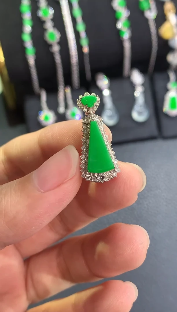 翡翠18K金镶嵌颈饰绿无事牌