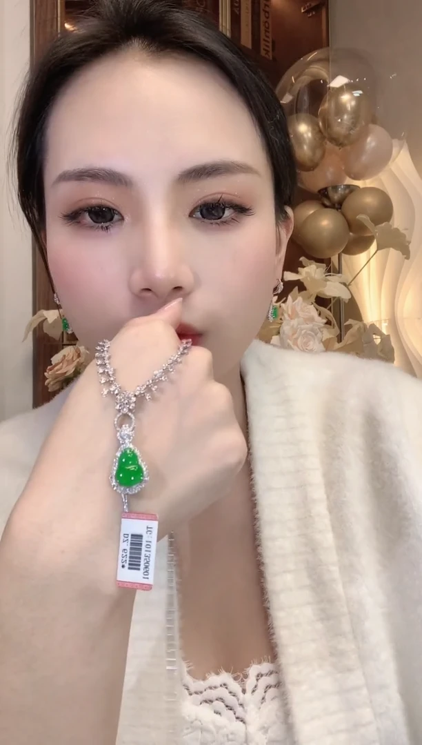 【闪购商品】翡翠吊坠(不含链)18K金镶嵌C27