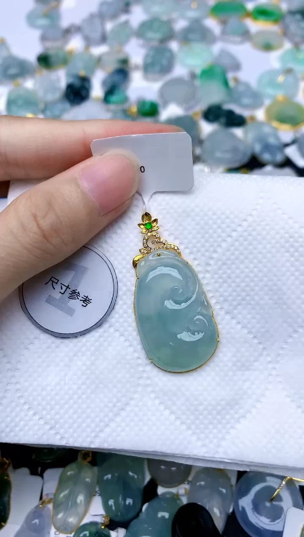 颈饰18K金镶嵌翡翠天然A货翡翠