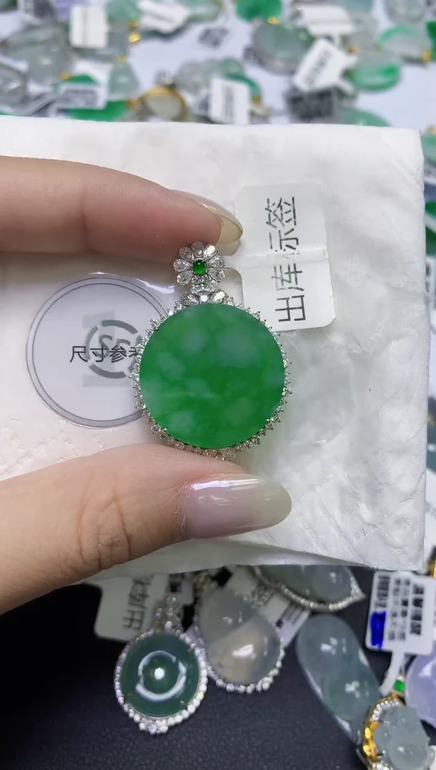 颈饰18K金镶嵌翡翠天然缅甸翡翠A货百元以上9元证书费自理