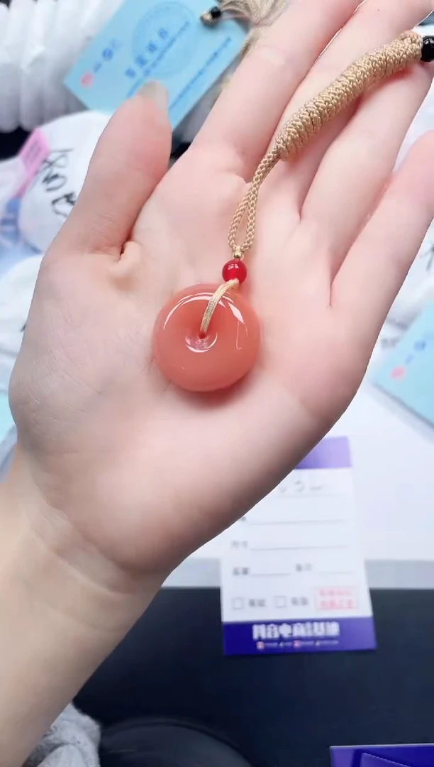 颈饰未镶嵌石英质玉桃花平安扣