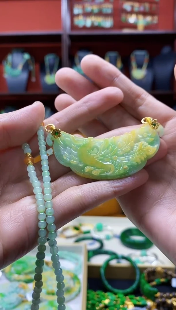 颈饰未镶嵌翡翠玫*?翡翠吊坠