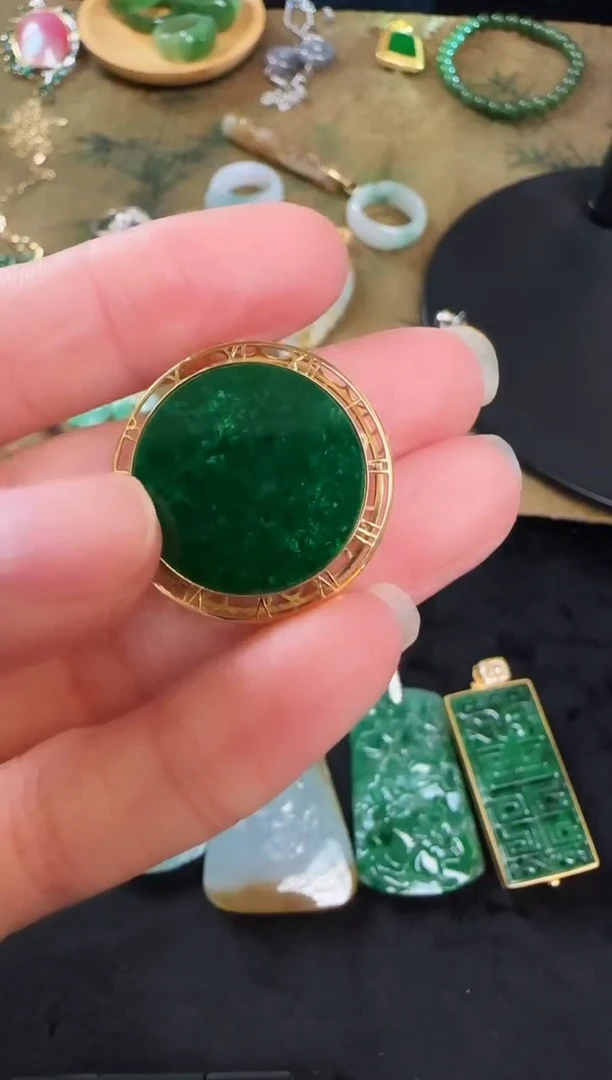 颈饰18K金镶嵌翡翠吊坠