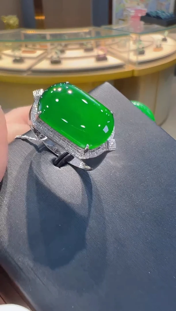 翡翠戒指18K金镶嵌