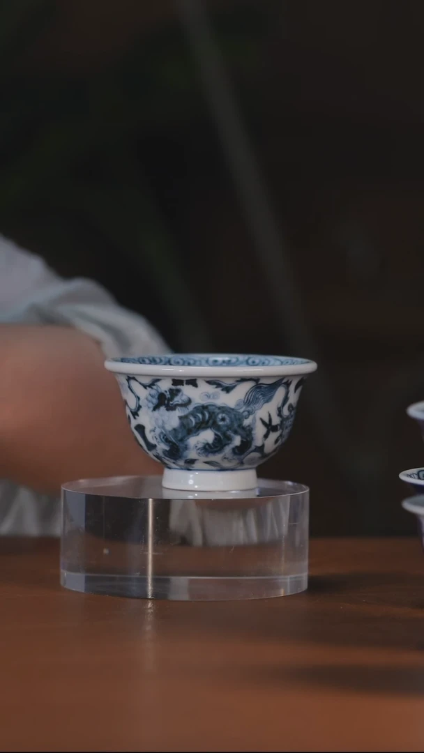 元青花双狮压手杯