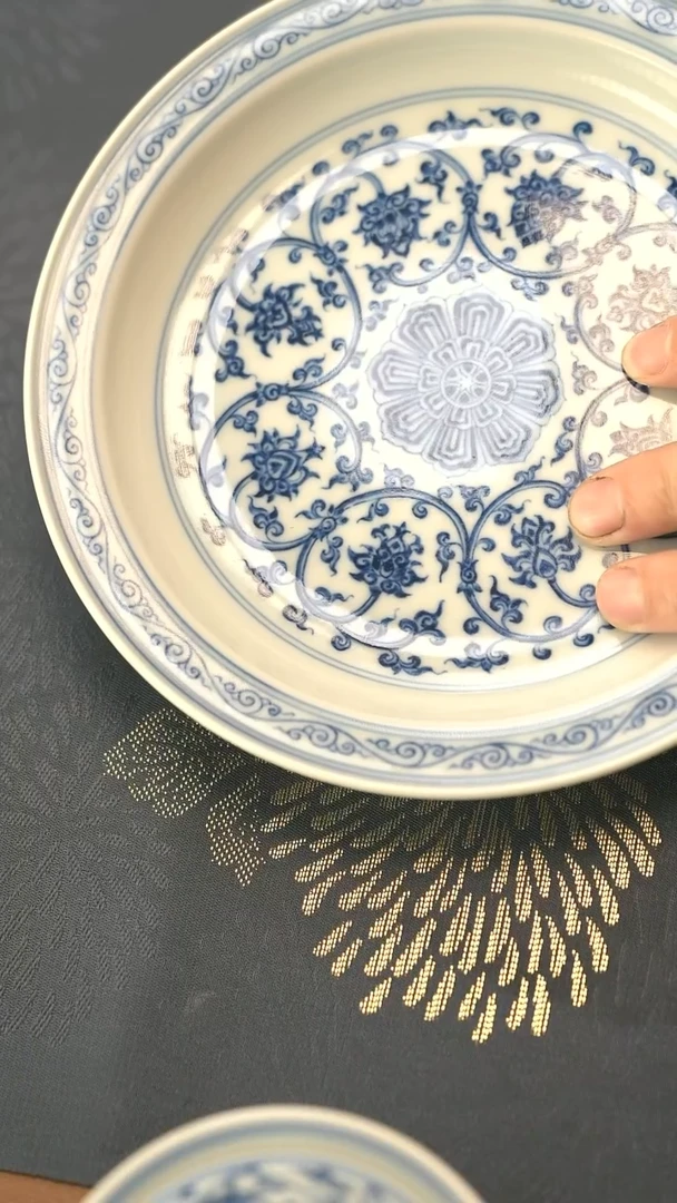 中式仿明青花双勾缠枝莲壶承