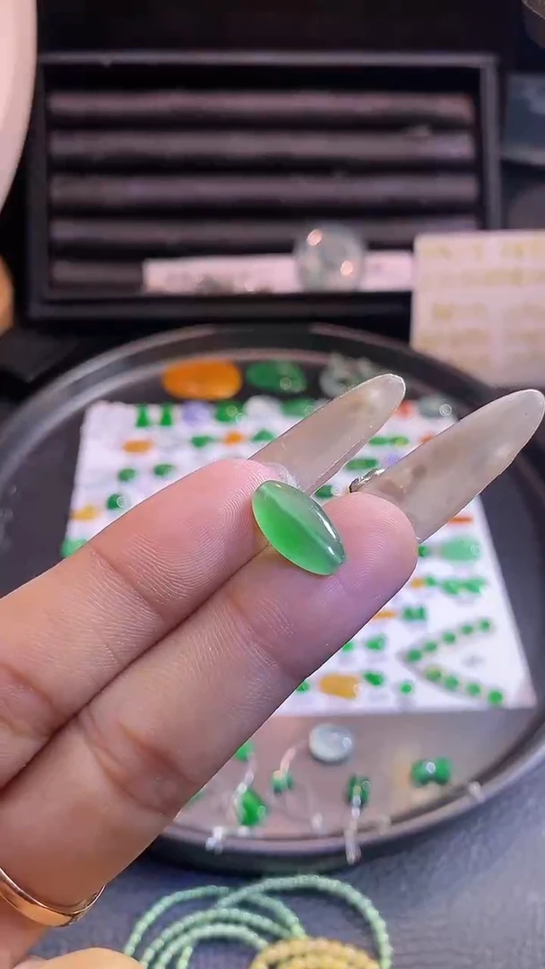 翡翠挂件未镶嵌珠子