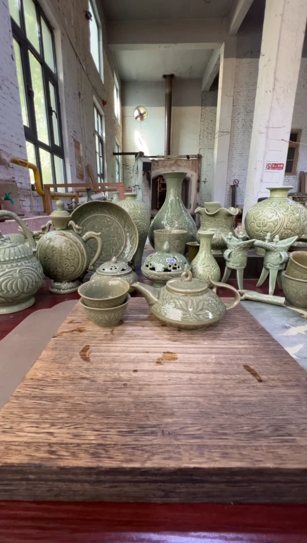 微瑕耀州窑莲纹虚扁壶+莲纹小杯2