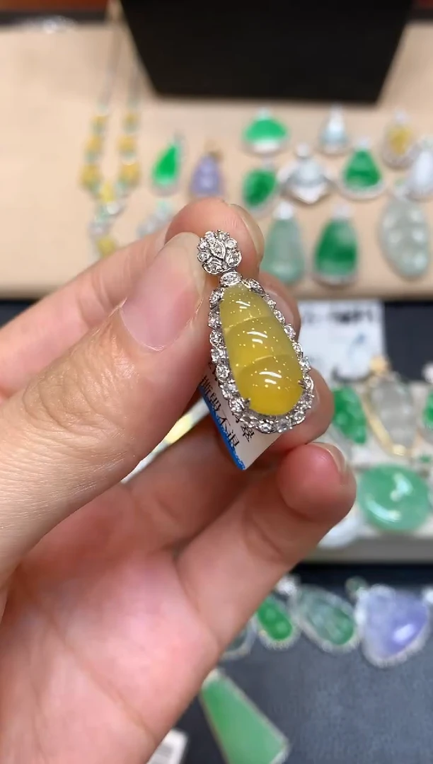 颈饰18K金镶嵌翡翠福豆【无服务费