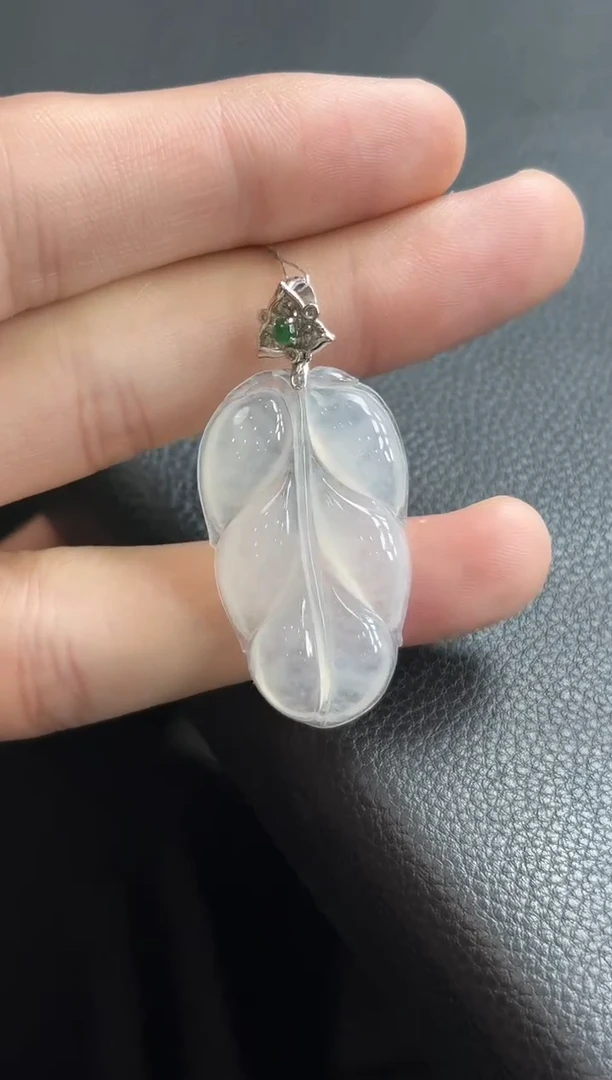 翡翠18K金镶嵌颈饰叶子