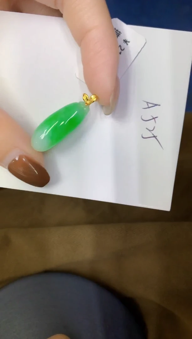 颈饰18K金镶嵌翡翠缅甸天然翡翠A货