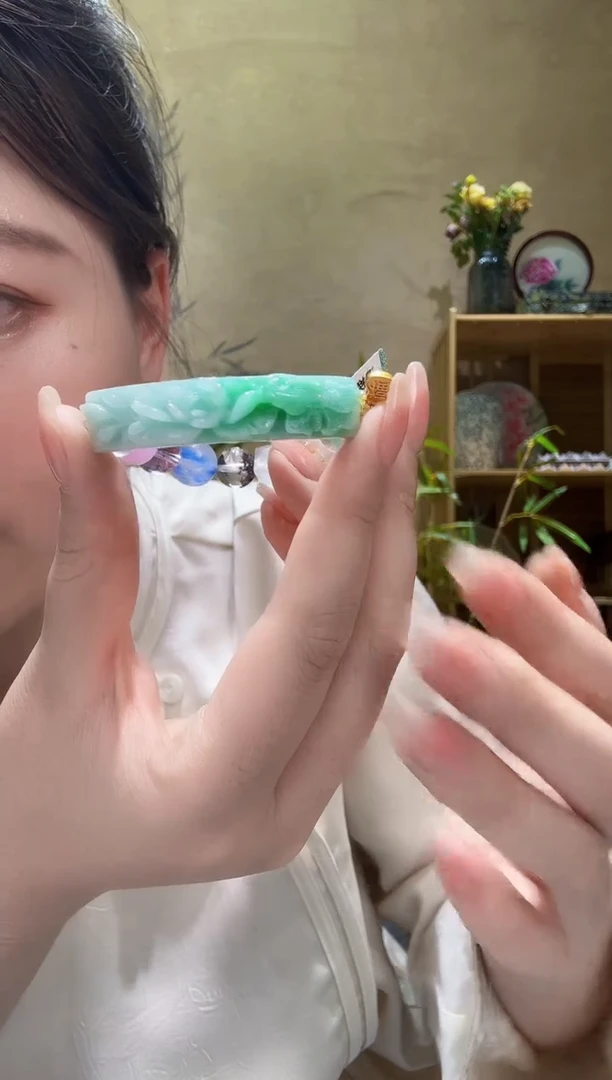 翡翠未镶嵌颈饰手牌