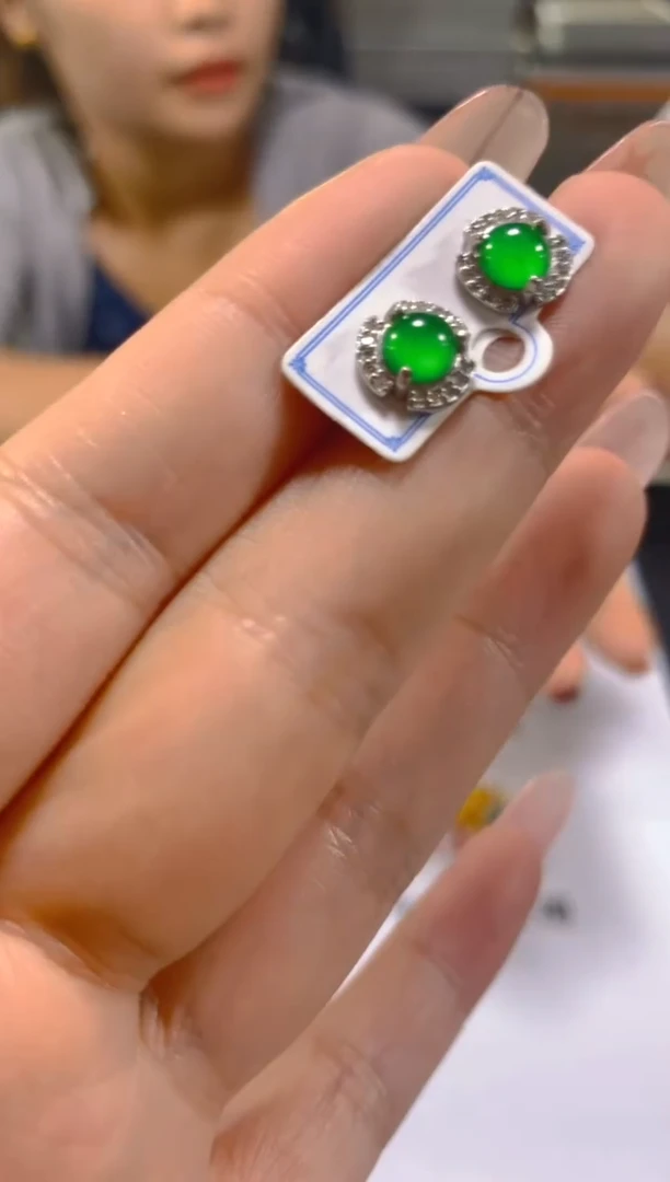 翡翠未镶嵌耳饰多样性发一