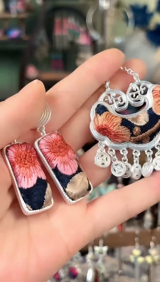 彩云南阁非遗老绣饰品555*