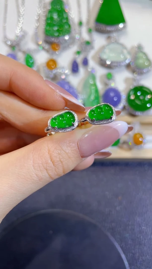 颈饰18K金镶嵌翡翠团购1