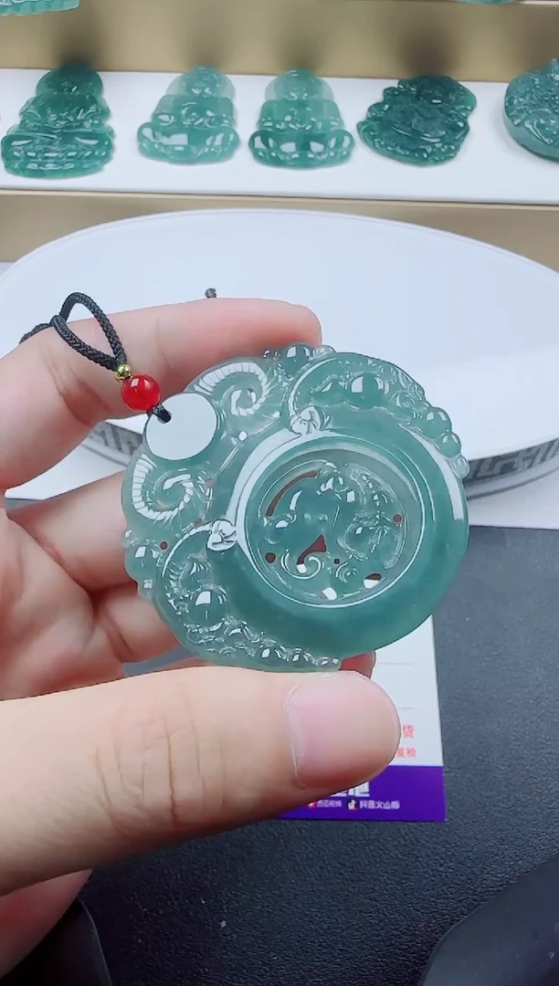 翡翠未镶嵌颈饰三羊多样性发其一