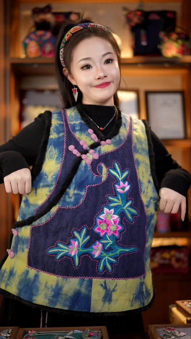 刺绣私人定制苗族手工衣服Z9364