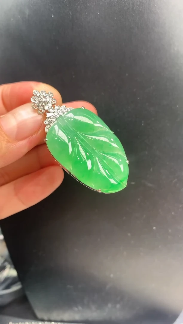 颈饰18K金镶嵌翡翠叶子
