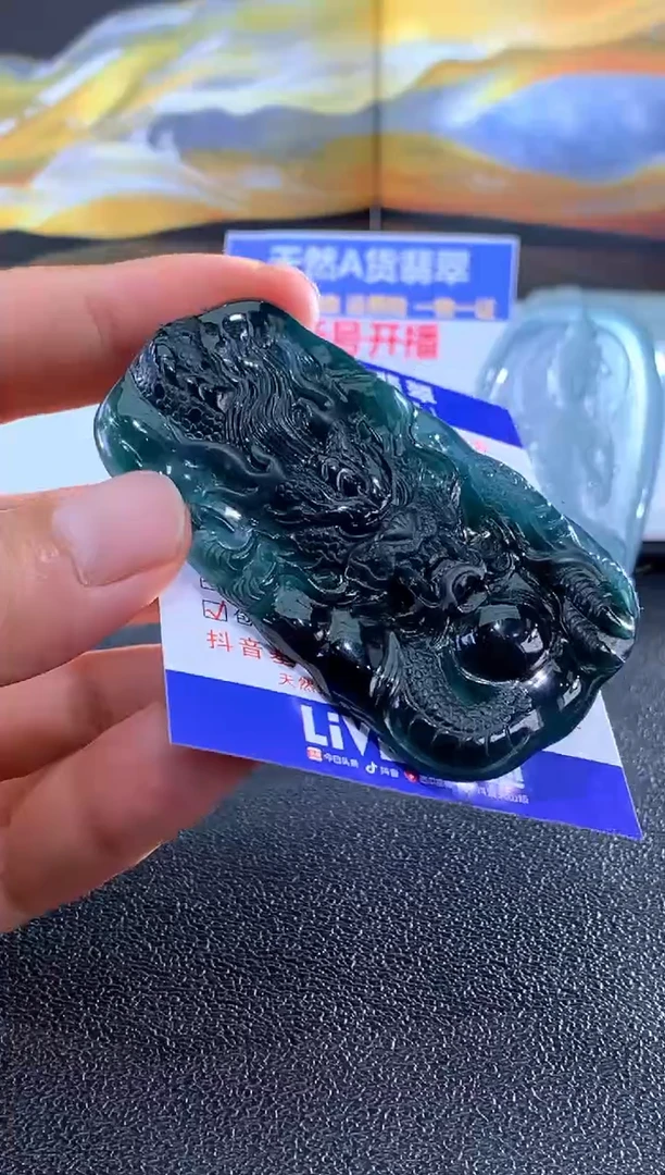 翡翠未镶嵌颈饰龙