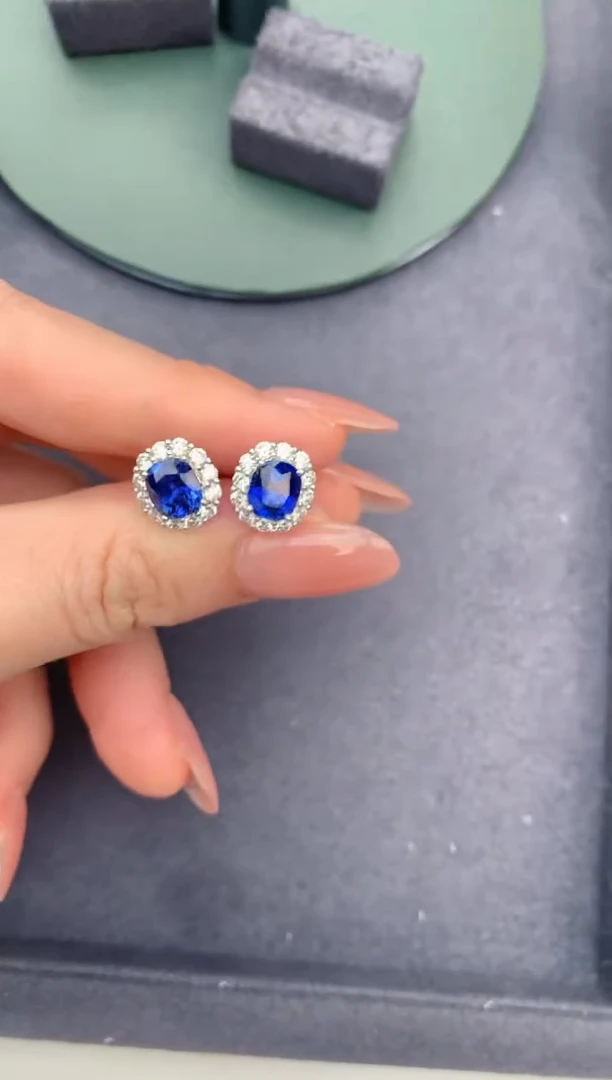 蓝宝石耳钉18K金镶嵌3.1ct皇家蓝耳钉