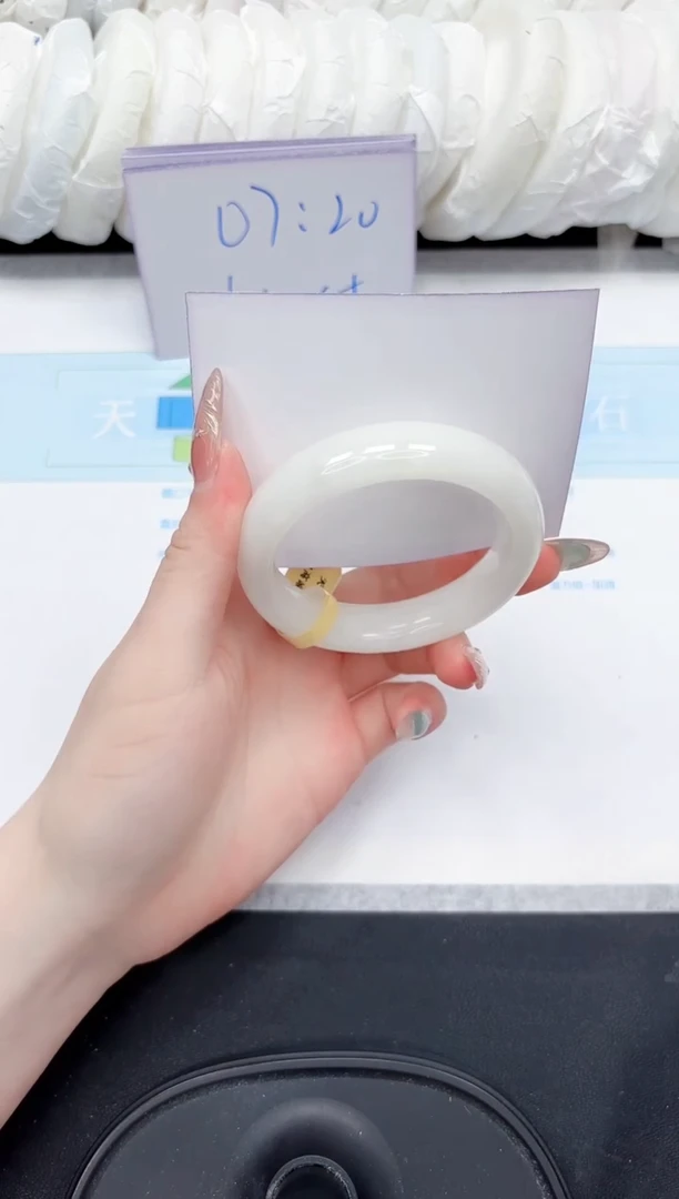 和田玉手镯未镶嵌267-52