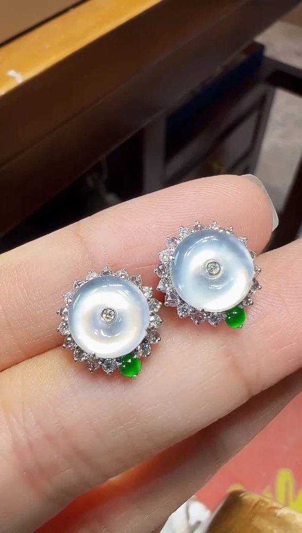 18K金镶嵌翡翠耳饰平安扣
