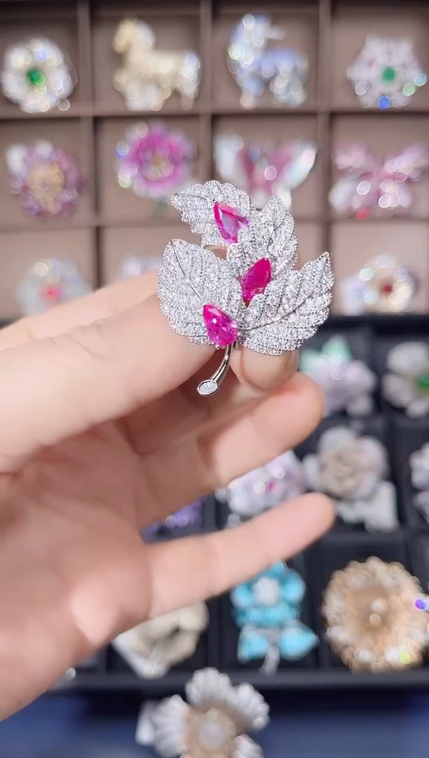 锆石铜合金红小枫叶胸针