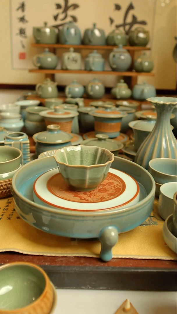 陶窑变豆绿花口杯