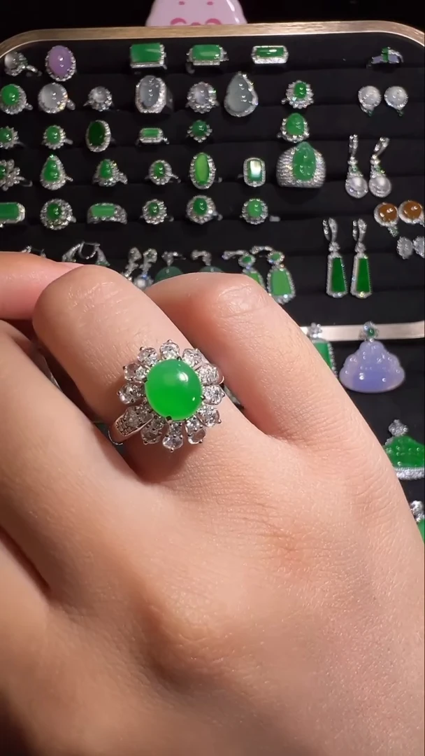 18K金镶嵌挂件翡翠戒指