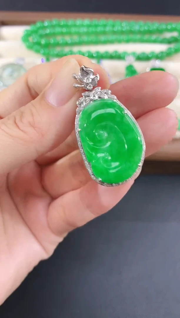 吊坠(不含链)18K金镶嵌翡翠67|8800