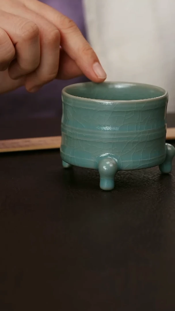 其他小号三足玄纹樽79