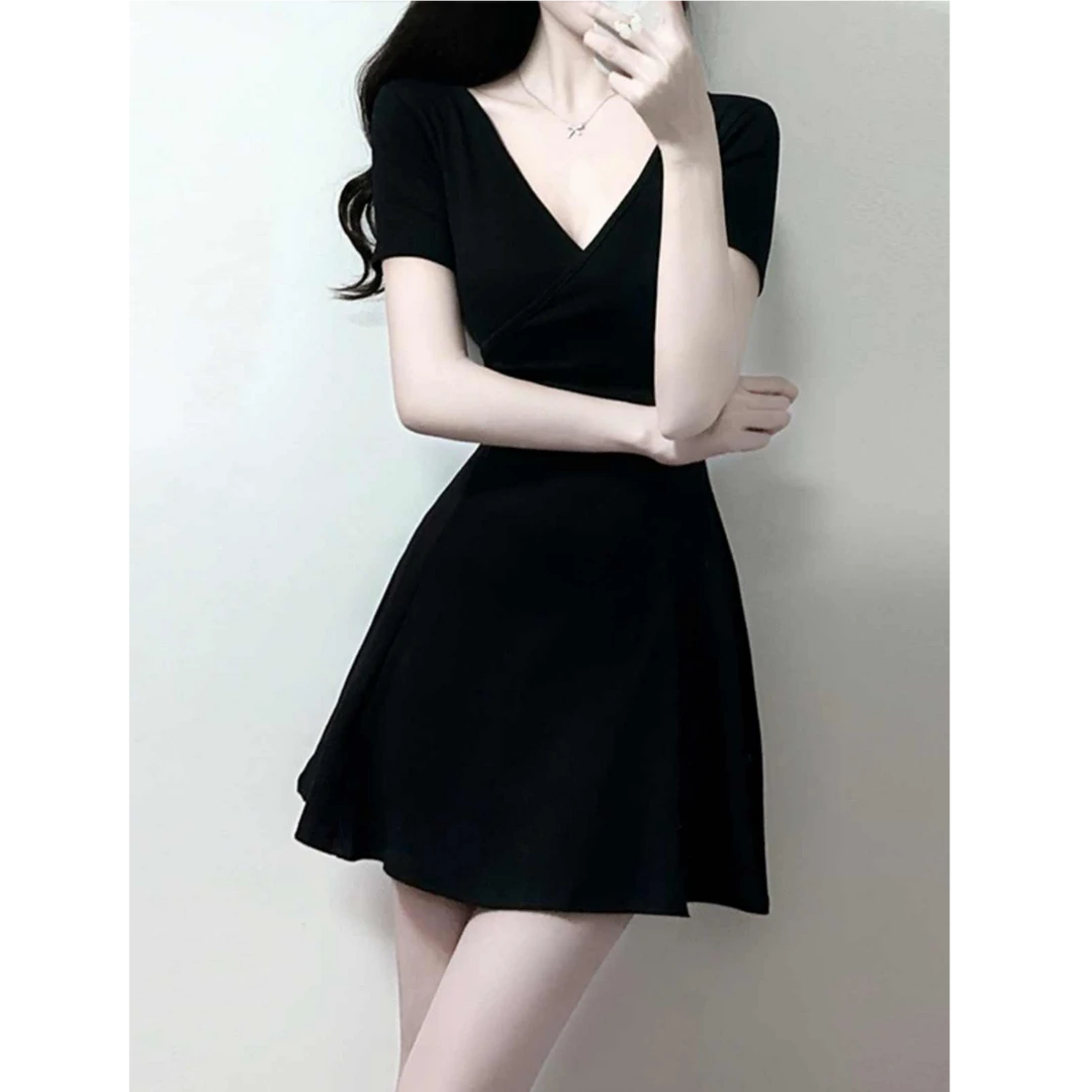 系带收腰a字短款赫本小黑裙女v领小个子显高气质设计感御姐连衣裙