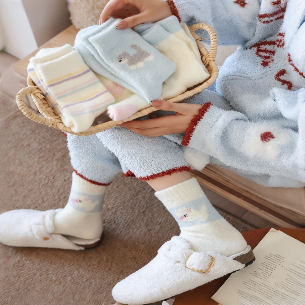 澳绒袜子女卡通狗狗中筒袜居家毛绒绒冬季保暖袜加厚睡眠袜月子袜