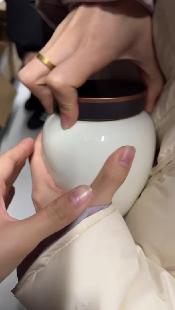 【闪购商品】荒地黄束茶叶罐------------