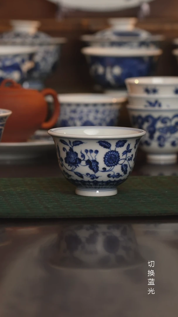 松风馆藏仿明青花缠枝莲花卉撇口杯