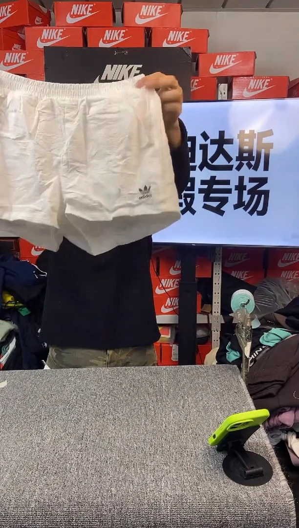185编码 阿迪达斯短裤 全新无暇 尺码160M 直播间过款为准