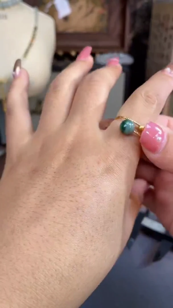 颈饰未镶嵌翡翠戒指