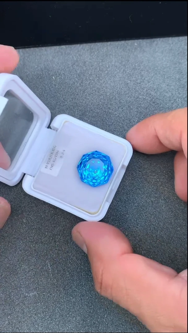 未镶嵌裸石托帕石19.93克拉