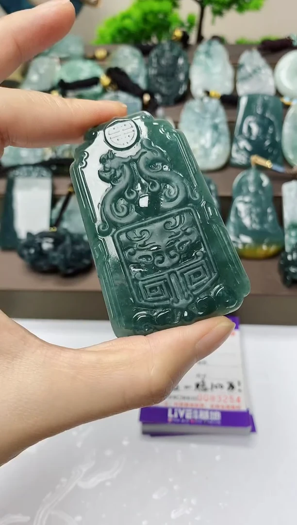 翡翠未镶嵌颈饰