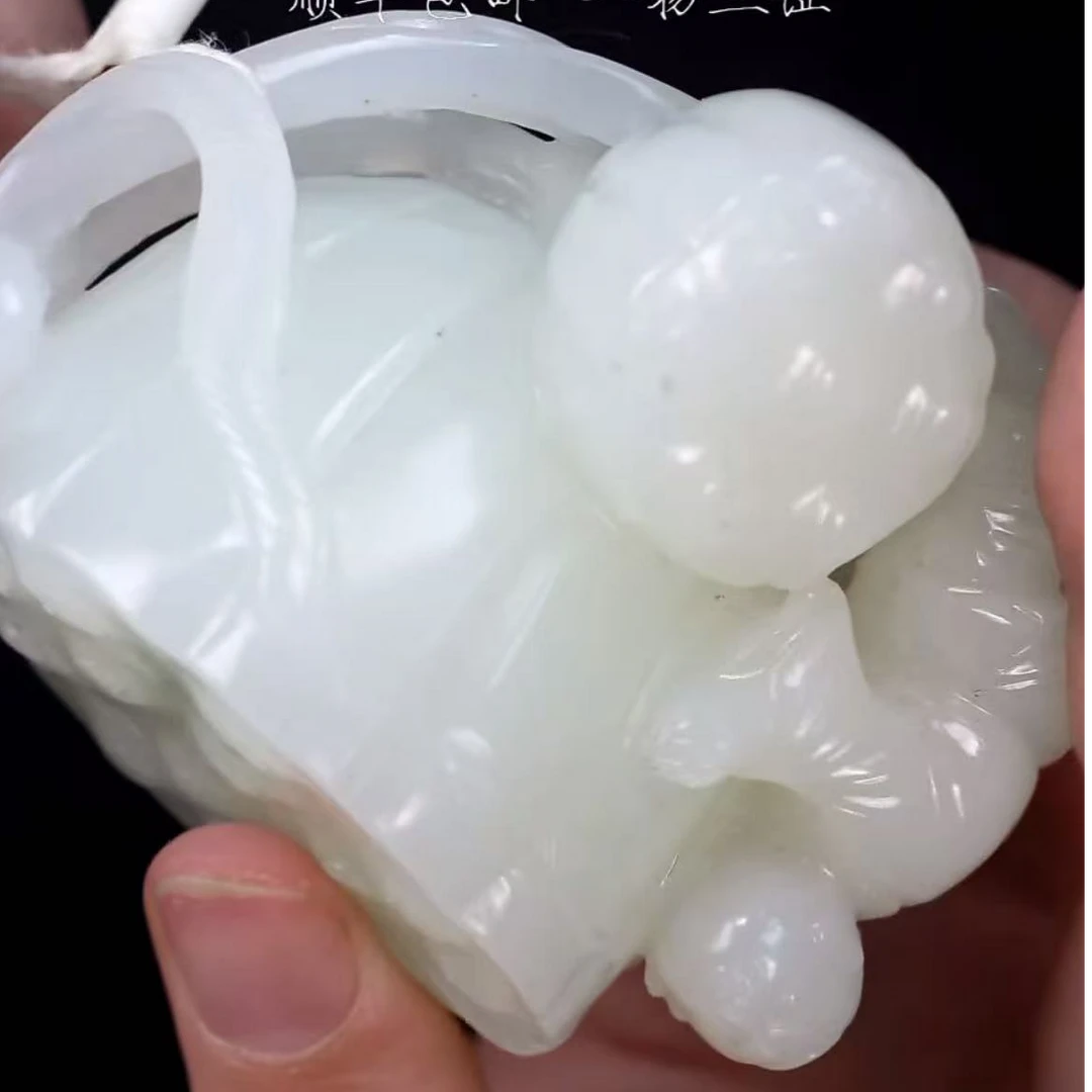 创汇和田玉莲蓬把件