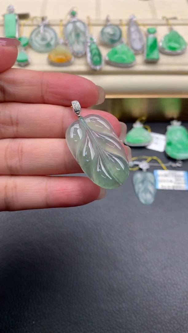 翡翠18K金镶嵌颈饰A481