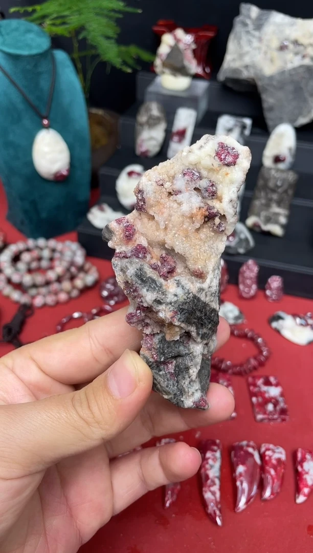 天然辰砂矿标摆件