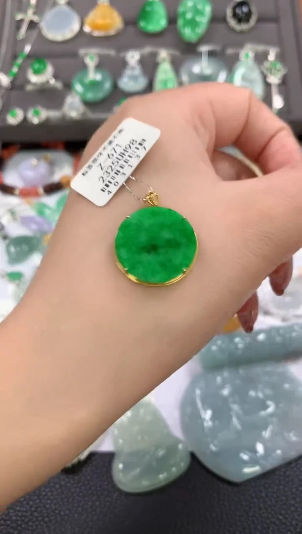 翡翠18K金镶嵌颈饰12