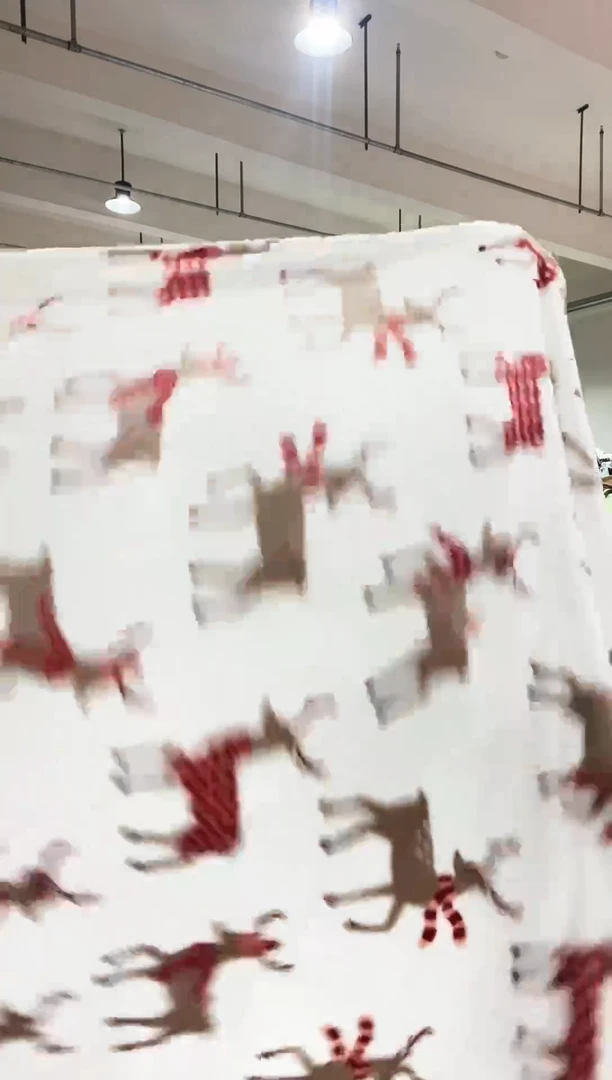 混纺主播手上展示的产品