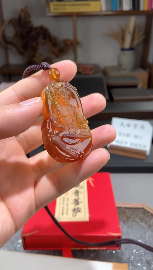 琥珀颈饰未镶嵌金棕珀不动明王