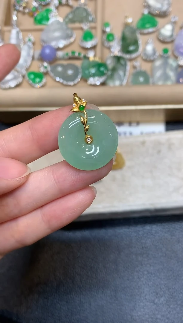 颈饰18K金镶嵌翡翠平安扣【无服务费