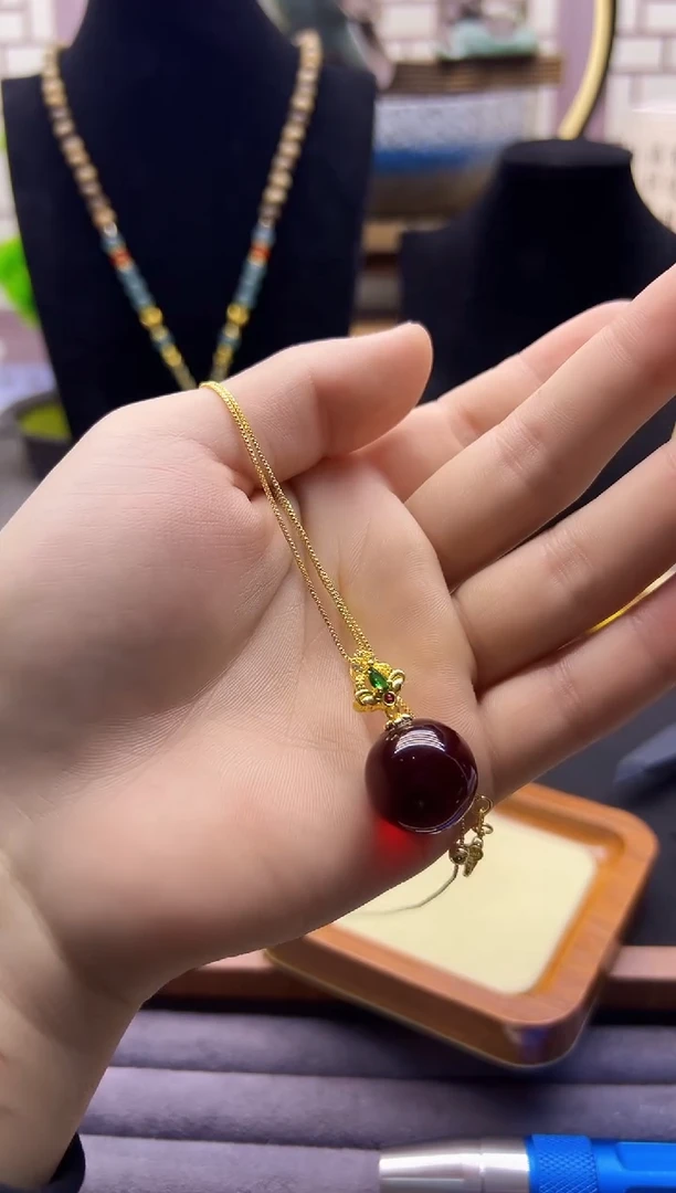 14K金镶嵌颈饰血珀E01