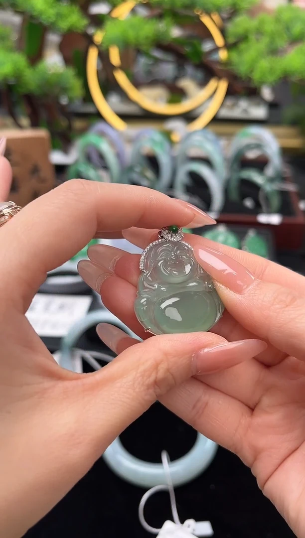 颈饰18K金镶嵌翡翠吊坠