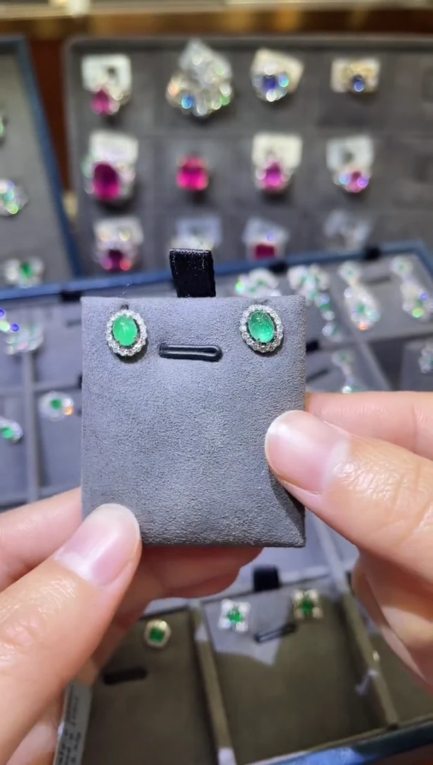 【闪购商品】祖母绿耳饰18K金镶嵌0.5ct