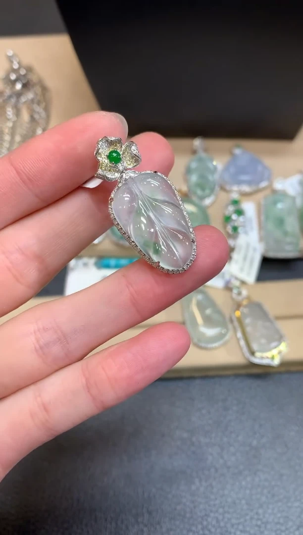 【闪购商品】翡翠颈饰18K金镶嵌叶子【无服务费】